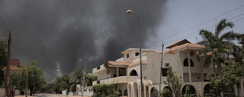 De la fumée s'élève d'un quartier de Khartoum, au Soudan, le samedi 15 avril 2023. [AP Photo/ Keystone - Marwan Ali]