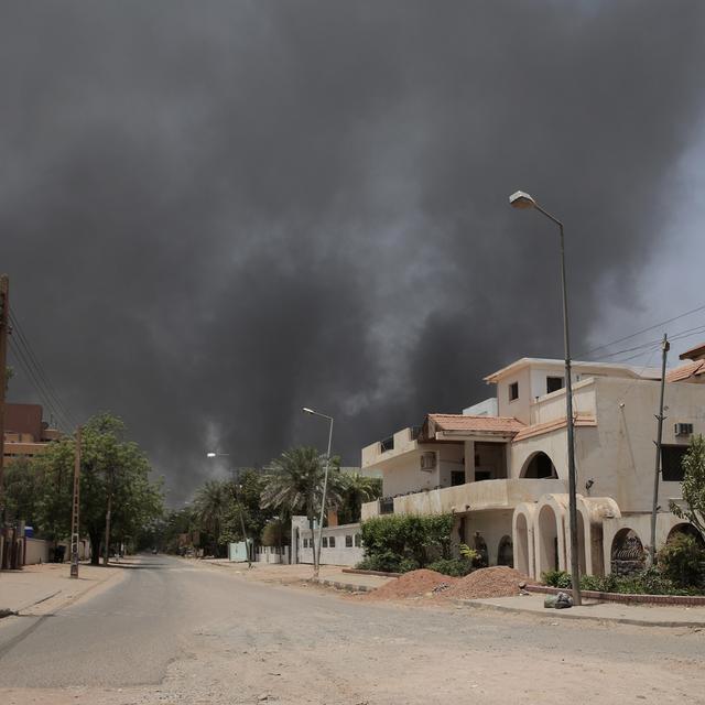 De la fumée s'élève d'un quartier de Khartoum, au Soudan, le samedi 15 avril 2023. [AP Photo/ Keystone - Marwan Ali]