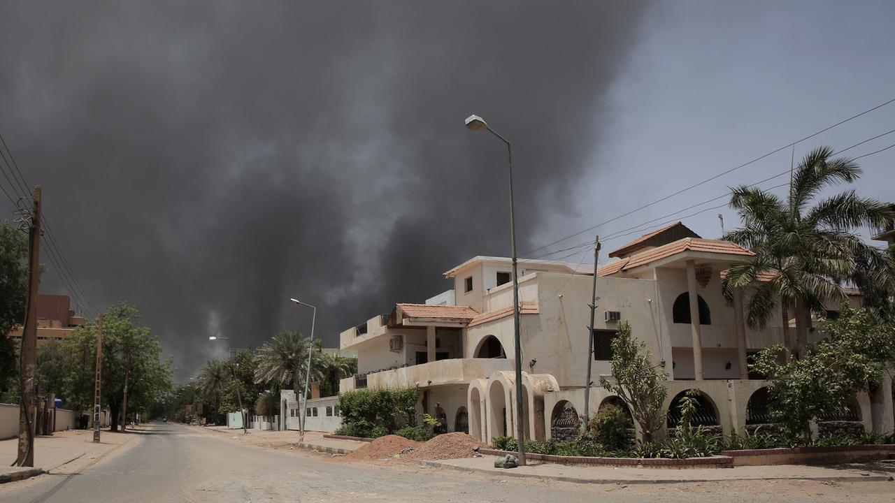 De la fumée s'élève d'un quartier de Khartoum, au Soudan, le samedi 15 avril 2023. [AP Photo/ Keystone - Marwan Ali]