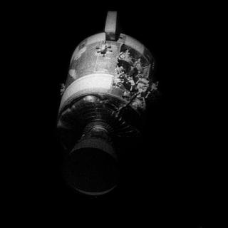Le module de service d'Apollo 13 gravement endommagé après l'explosion d'un réservoir d'oxygène. [AP/ Keystone - NASA]