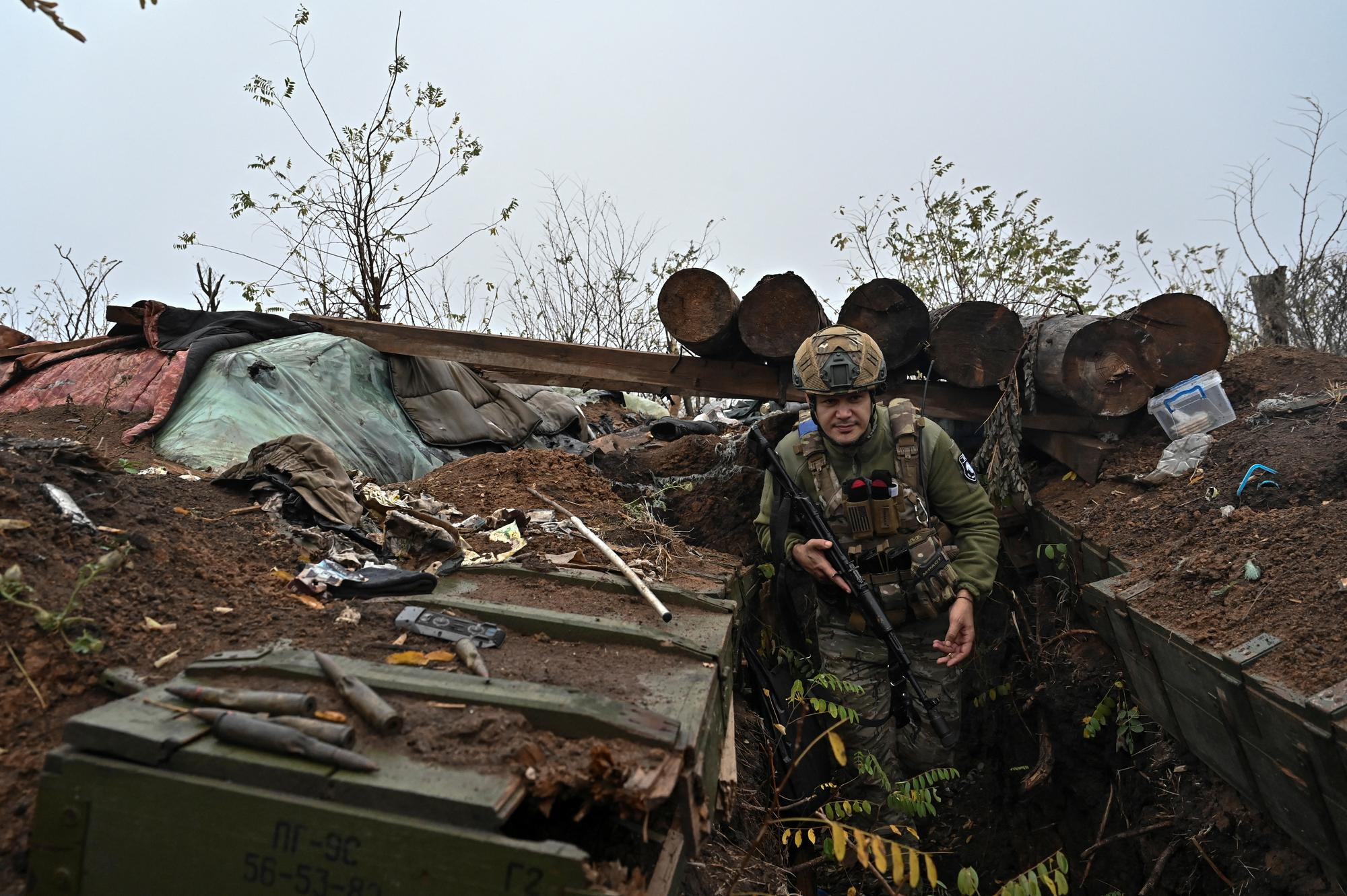 Un militaire ukrainien inspecte une ancienne position russe à l'extérieur du village de Robotyne, près d'une ligne de front dans la région de Zaporijjia (sud-est), le 4 novembre 2023. [reuters - STRINGER]