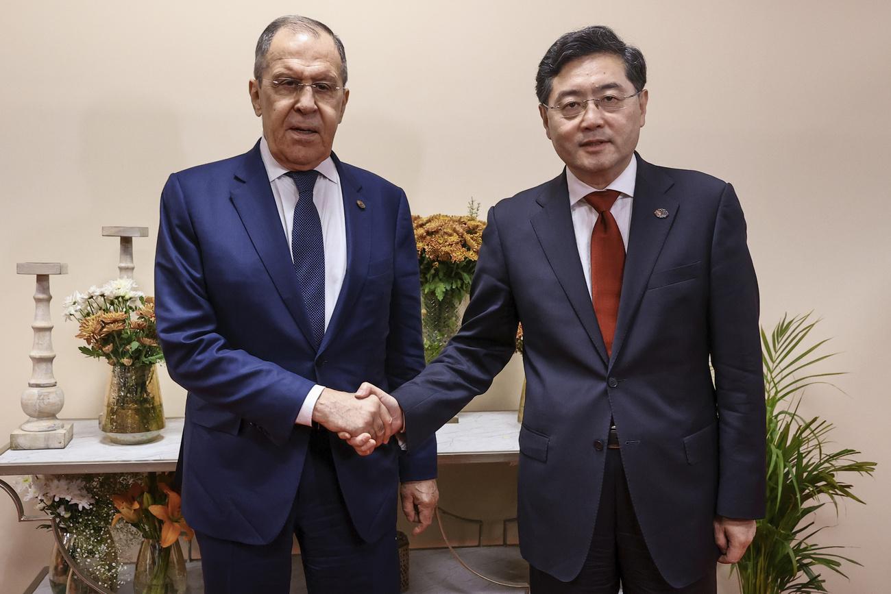Sergueï Lavrov, ministre russe des Affaires étrangères, et son homologue chinois Qin Gang lors de la réunion du G20 à New Delhi, le 2 mars 2023. [Keystone - Russian Foreign Ministry Press Service]
