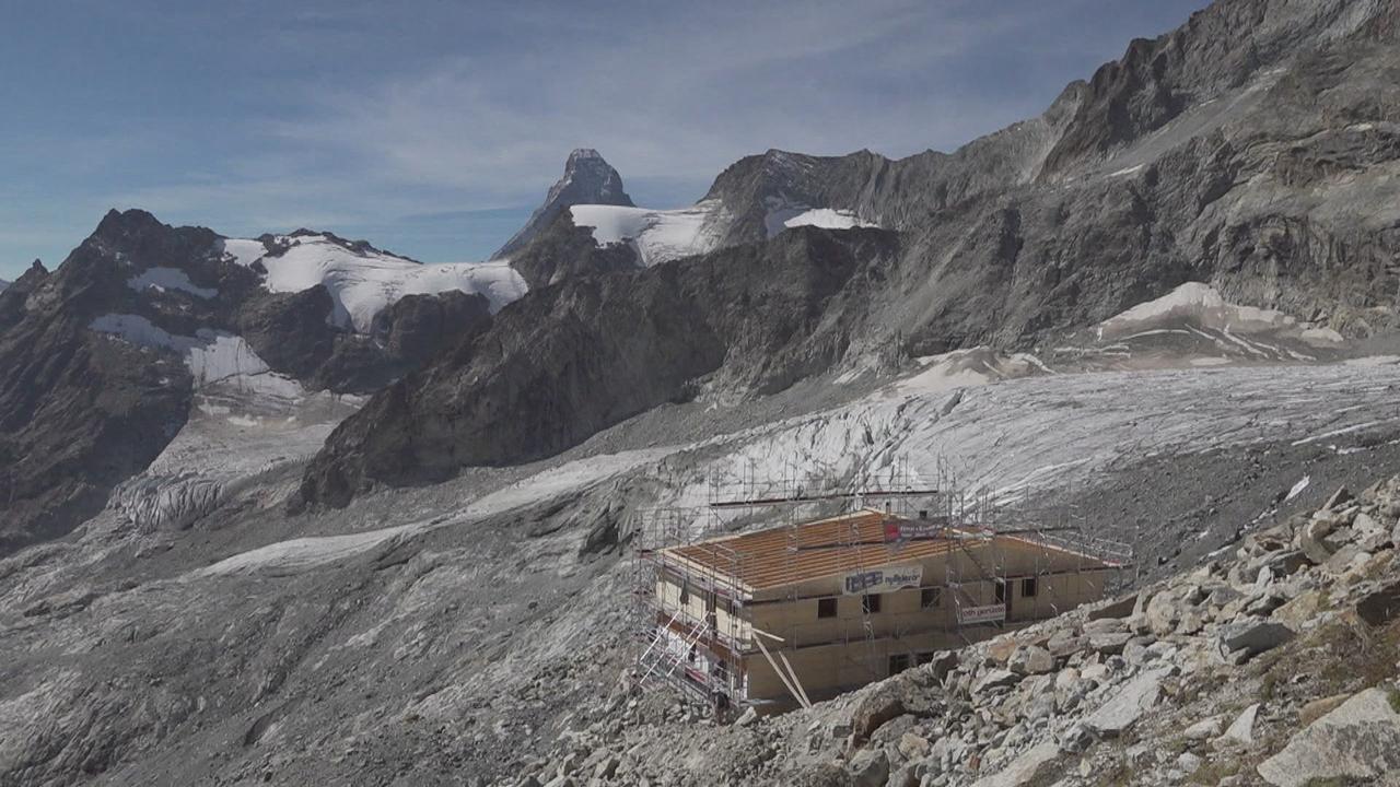 Une nouvelle cabane moderne est en construction, 60 mètres plus bas que celle de la Rothornhütte à Zermatt. [RTS - MISE AU POINT]