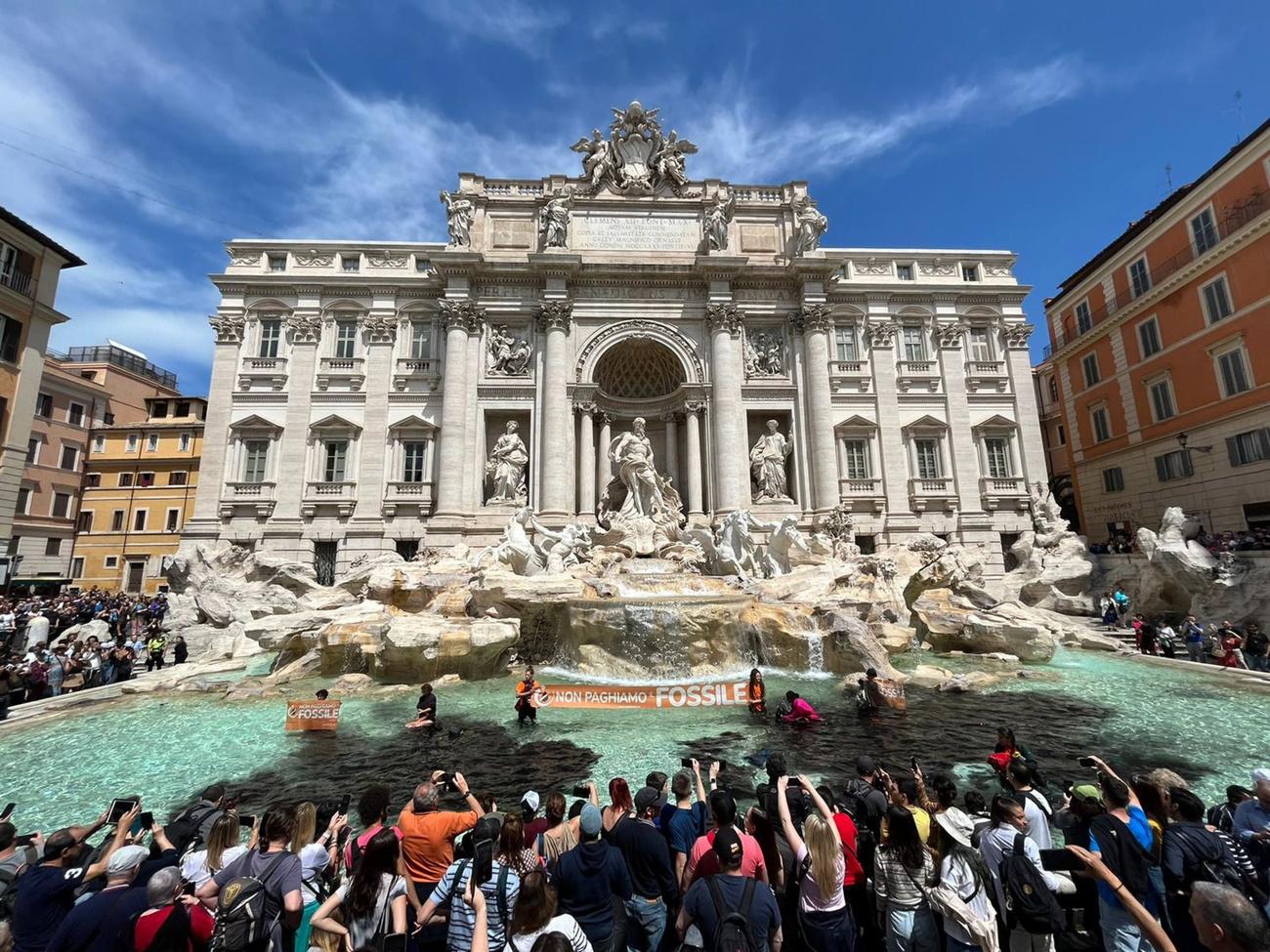 Le 21 mai, des membres de "Dernière Génération" ont coloré en noir le bassin de la célèbre fontaine de Trevi, à Rome. [Keystone - Giulia Marrazzo - EPA]