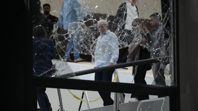 Le président brésilien Luiz Inacio Lula da Silva se rend au palais présidentiel du Planalto après qu'il ait été pris d'assaut par les partisans de l'ancien président d'extrême droite Jair Bolsonaro, à Brasilia, dimanche 8 janvier 2023. [KEYSTONE - Eraldo Peres / AP Photo]