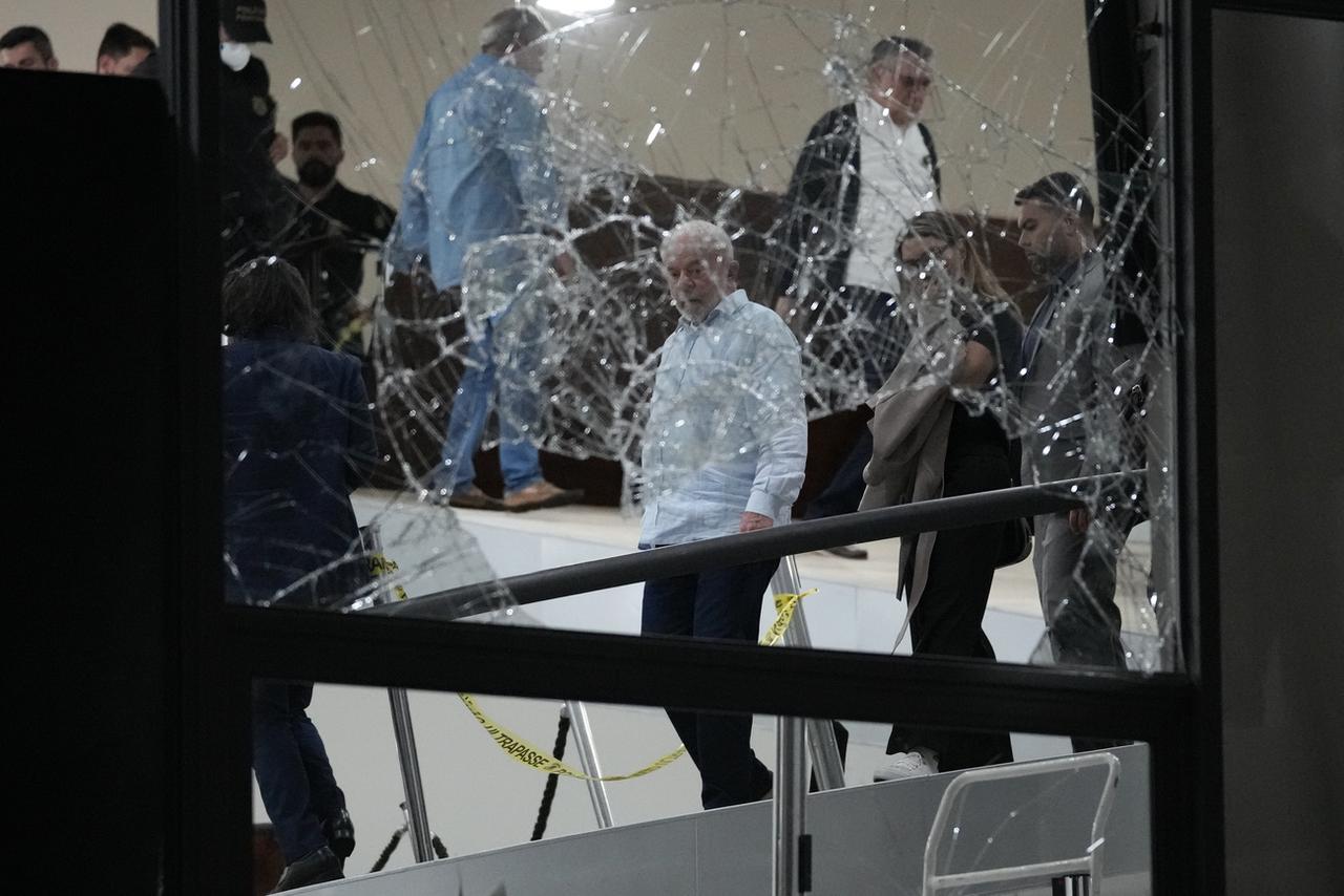 Le président brésilien Luiz Inacio Lula da Silva se rend au palais présidentiel du Planalto après qu'il ait été pris d'assaut par les partisans de l'ancien président d'extrême droite Jair Bolsonaro, à Brasilia, dimanche 8 janvier 2023. [KEYSTONE - Eraldo Peres / AP Photo]