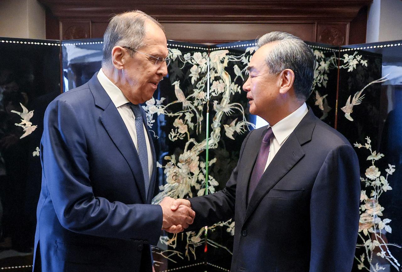 Le ministre des Affaires étrangères russe Sergueï Lavrov et le chef de la diplomatie chinoise Wang Yi, le 13 juillet 2023 à Djakarta. [AFP - RUSSIAN FOREIGN MINISTRY]