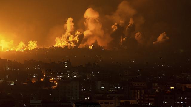 De la fumée et du feu s'échappent de la bande de Gaza après une riposte aérienne de l'armée israélienne, le 8 octobre 2023. [Keystone/AP Photo - Fatima Shbair]