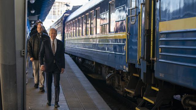 Joe Biden sur le quai de la gare de Kiev le 20 février 2023. [Keystone - Evan Vucci]