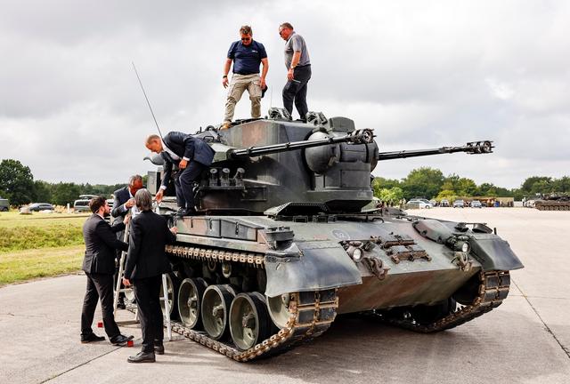 Le chancelier allemand Olaf Scholz (penché sur le char) inspecte un blindé anti-aérien Gepard, pilier de la défense des villes ukrainiennes. [Reuters - Axel Heimken]