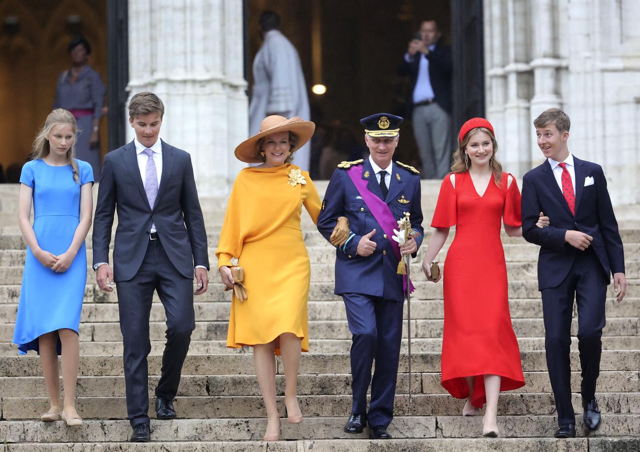 La famille royale de Belgique. Au centre, le roi Philippe et, deuxième depuis la droite, la princesse Élisabeth. [KEYSTONE - OIVIER MATTHYS]