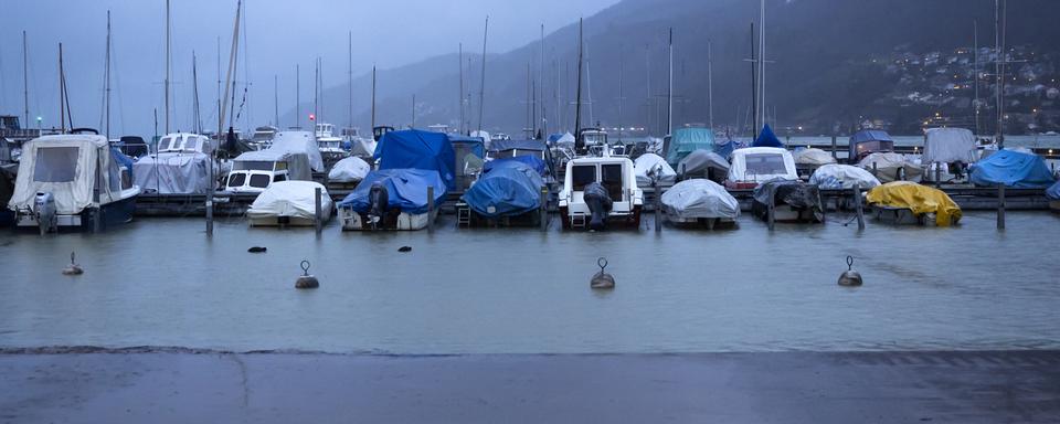 Le lac de Bienne lors des inondations en Suisse le 12 décembre 2023. [Keystone - Peter Klaunzer]