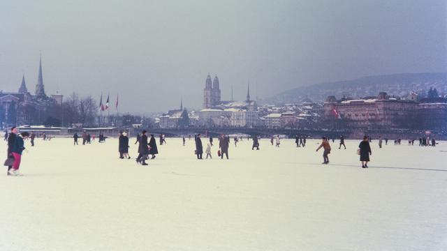 La rade de Zurich a été complètement gelée le le 24 janvier 1963. Une semaine plus tard, le public a été autorisé à marcher et patiner sur le lac. [Keystone - Eduard Leuthold]