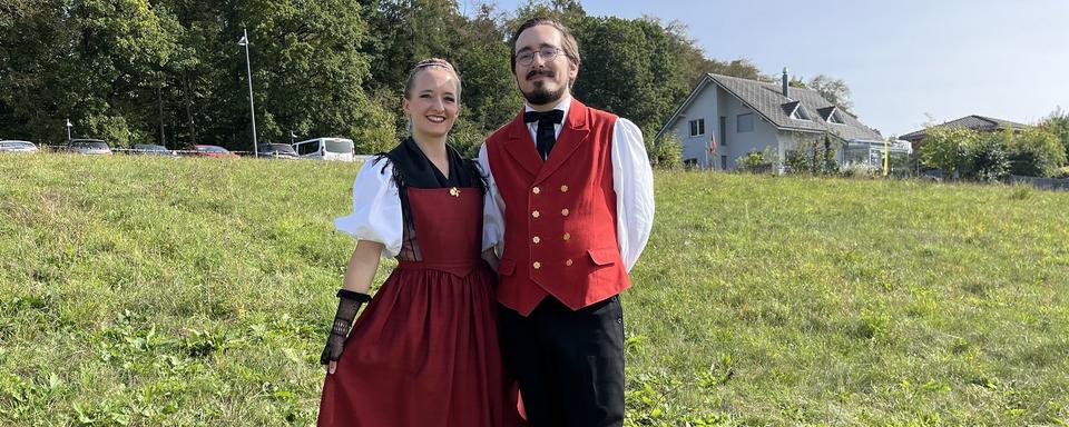 Vincent et son groupe de danse folklorique à une fête de Bénichon dans le canton de Fribourg. [RTS - Marielle Savoy]