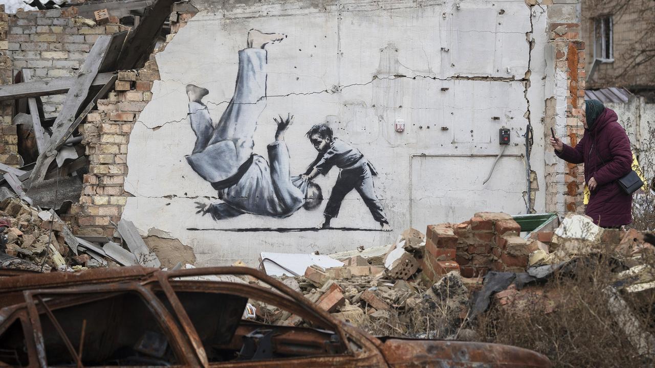 En novembre dernier, Banksy a immortalisé Vladimir Poutine, le représentant victime d'une prise de judo, sur un mur dans la région de Kiev. [KEYSTONE - ANDREW KRAVCHENKO]