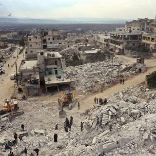 Après douze ans de guerre et le séisme, le défi humanitaire est immense en Syrie, où quelque 6000 personnes ont été tuées le 6 février dernier. [Keystone - Ghaith Alsayed]