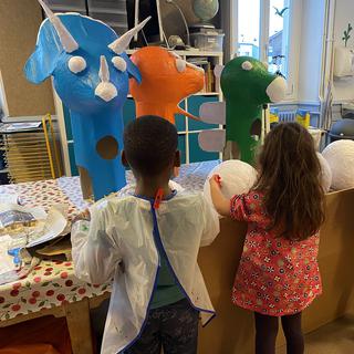 Des enfants se préparent des costumes de dinosaures pour le carnaval de Broc, Fribourg. [RTS - Delphine Gendre]