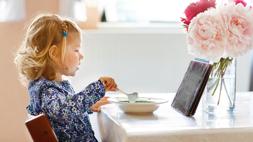 A l’âge de deux ans, être confronté aux écrans pendant les repas en famille engendre un retard dans le développement du langage. [Imago - Pond5 Images]
