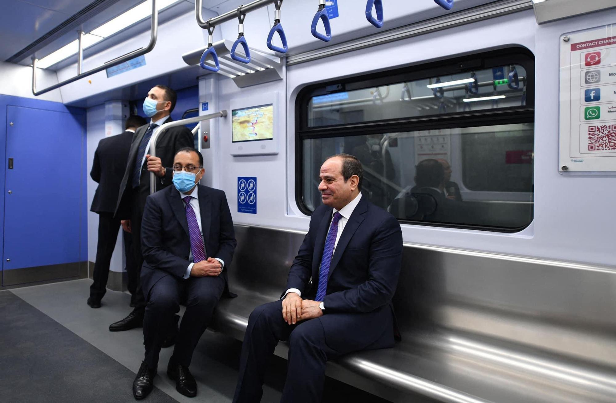 Le président égyptien Abdel Fattah al-Sissi et le Premier ministre égyptien Moustafa Madbouli inaugurent au Caire la nouvelle ligne de métro construite en partenariat avec des sociétés chinoises, le 3 juillet 2022. [Xinhua/afp - Présidence égyptienne]