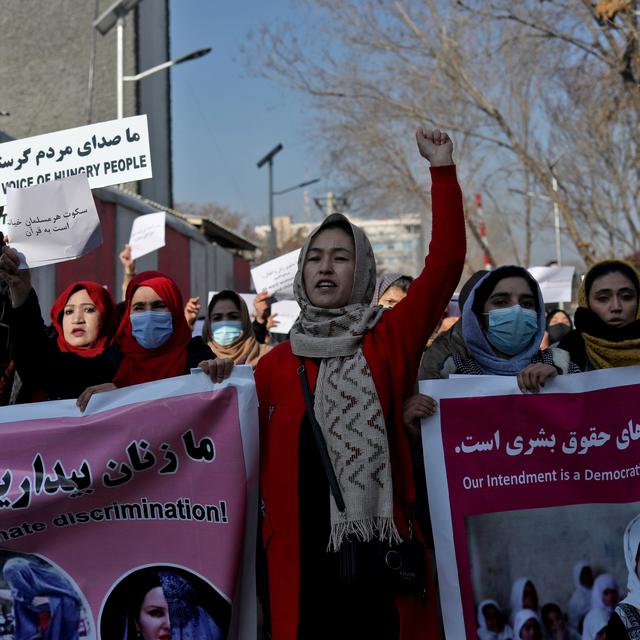 Des femmes crient des slogans lors d'une manifestation pour protester contre les restrictions qui leur sont imposées dans leur pays. [Ali Khara]