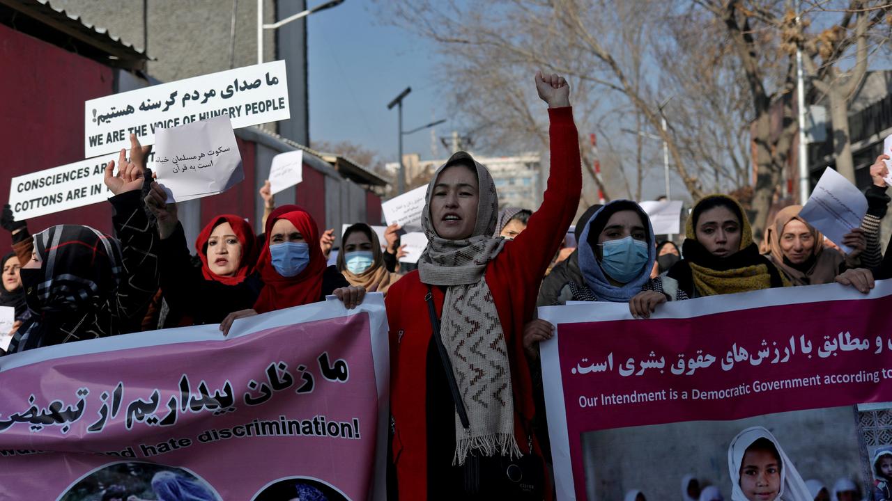 Des femmes crient des slogans lors d'une manifestation pour protester contre les restrictions qui leur sont imposées dans leur pays. [Ali Khara]
