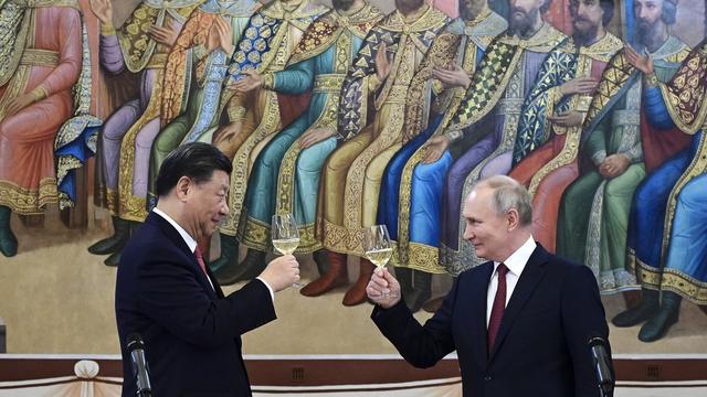 Xi Jinping et Vladimir Poutine trinquent à Moscou, mais à quoi? [Kremlin Pool/AP/Keystone - Pavel Byrkin]