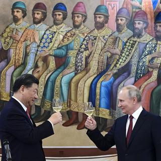 Xi Jinping et Vladimir Poutine trinquent à Moscou, mais à quoi? [Kremlin Pool/AP/Keystone - Pavel Byrkin]