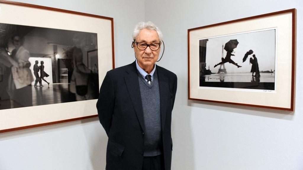 Le photographe américain Elliott Erwitt devant des images d'une exposition à Paris, le 2 février 2010. [AFP - Miguel MEDINA]