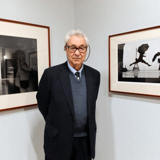 Le photographe américain Elliott Erwitt devant des images d'une exposition à Paris, le 2 février 2010. [AFP - Miguel MEDINA]