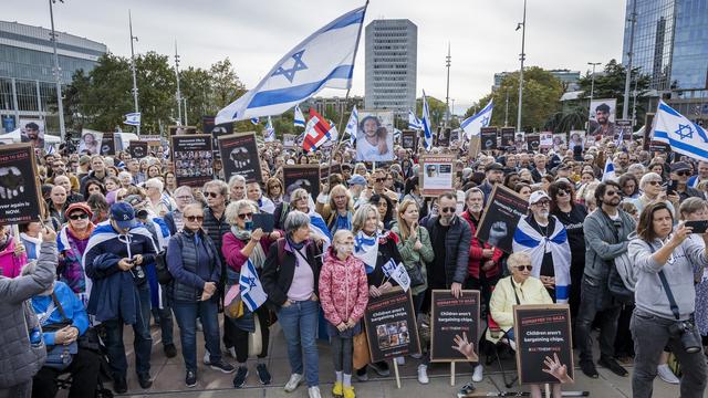 Quelque 600 manifestants pour la libération des otages à Genève. [Keystone - Magali Girardin]