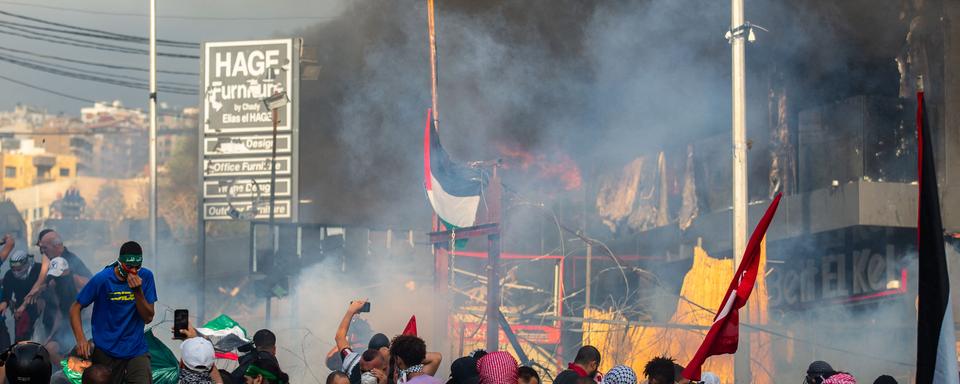 Suite à l'attaque sur un hôpital de Gaza, des milliers de Palestiniens et de Libanais sont descendus mercredi dans les rues de Beyrouth. [AFP]