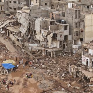 Derna, la ville sinistrée par des inondations meurtrières du mois de septembre 2023 en Libye. [Keystone - AP Photo/Muhammad J. Elalwany]