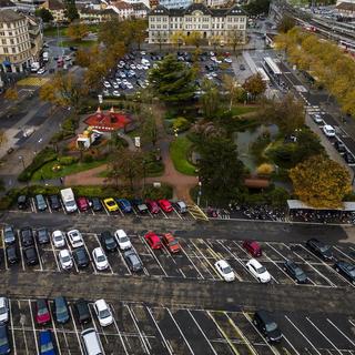 A Yverdon-les-Bains (VD), une association veut davantage de places de parking à la place d'Armes. [Keystone]