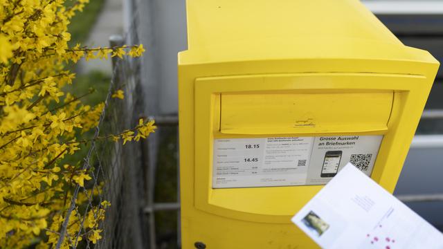 La Poste renonce à la carte postale gratuite quotidienne. [Keystone - Gaëtan Bally]