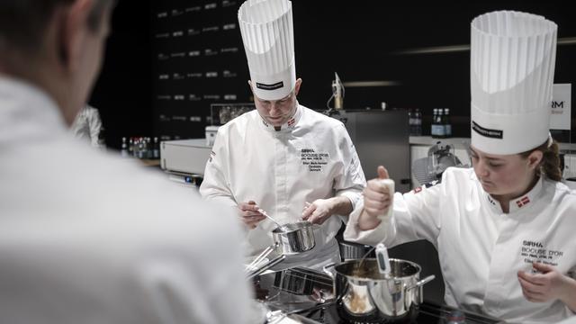 Le Danemark et son chef Brian Mark Hansen (au centre), déjà vainqueur de l'édition Europe l'an dernier, a remporté hier lundi la première place de la grande finale internationale du Bocuse d'Or 2023. [Laurent Cipriani]