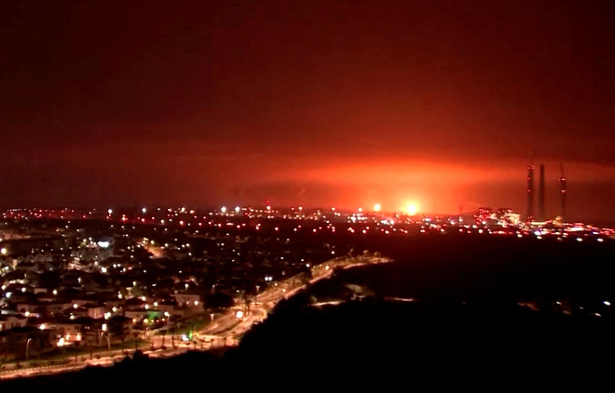 Une explosion le long de la frontière entre Israël et Gaza vue depuis le côté israélien le vendredi 27 octobre dans la soirée. [Reuters - REUTERS TV]