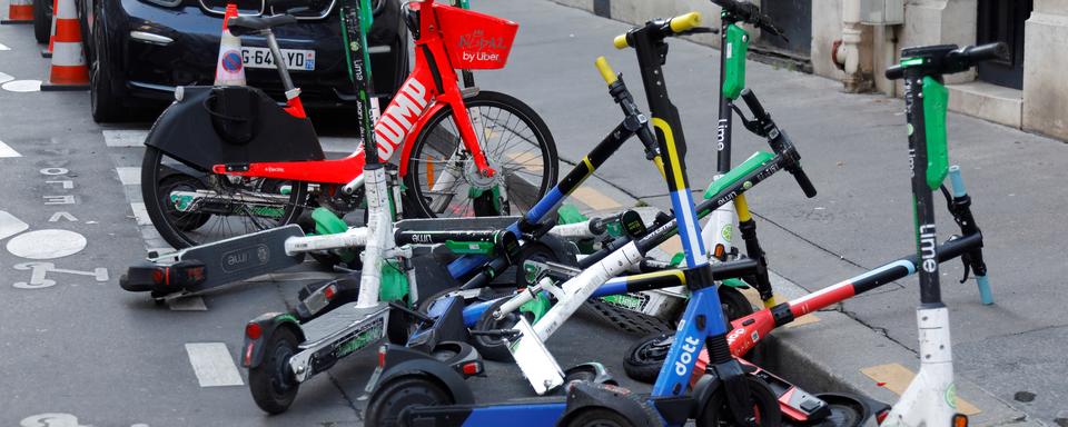 Des trottinettes électriques en libre-service parquées dans une rue de Paris, en décembre 2020. [reuters - Charles Platiau]