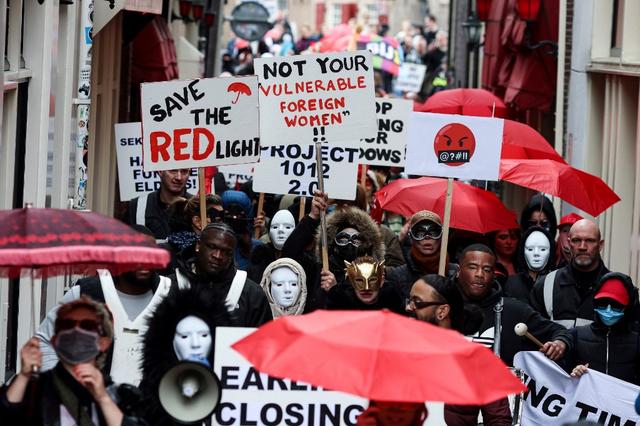 Les manifestantes traversent une rue d'Amsterdam, protestant contre la volonté de la mairie de déplacer le Quartier rouge en dehors du centre-ville. [AFP - Kenzo Tribouillard]