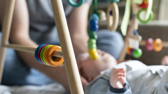 Les députés neuchâtelois ont accepté une motion du groupe VertPOP demandant un congé parental d'adoption de 16 semaines. [Keystone - Gaetan Bally]