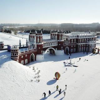 Des personnes visitent le Manoir Volga à Harbin, dans la province du Heilongjiang, au nord-est de la Chine. [AFP - Wang Jianwei / Xinhua]