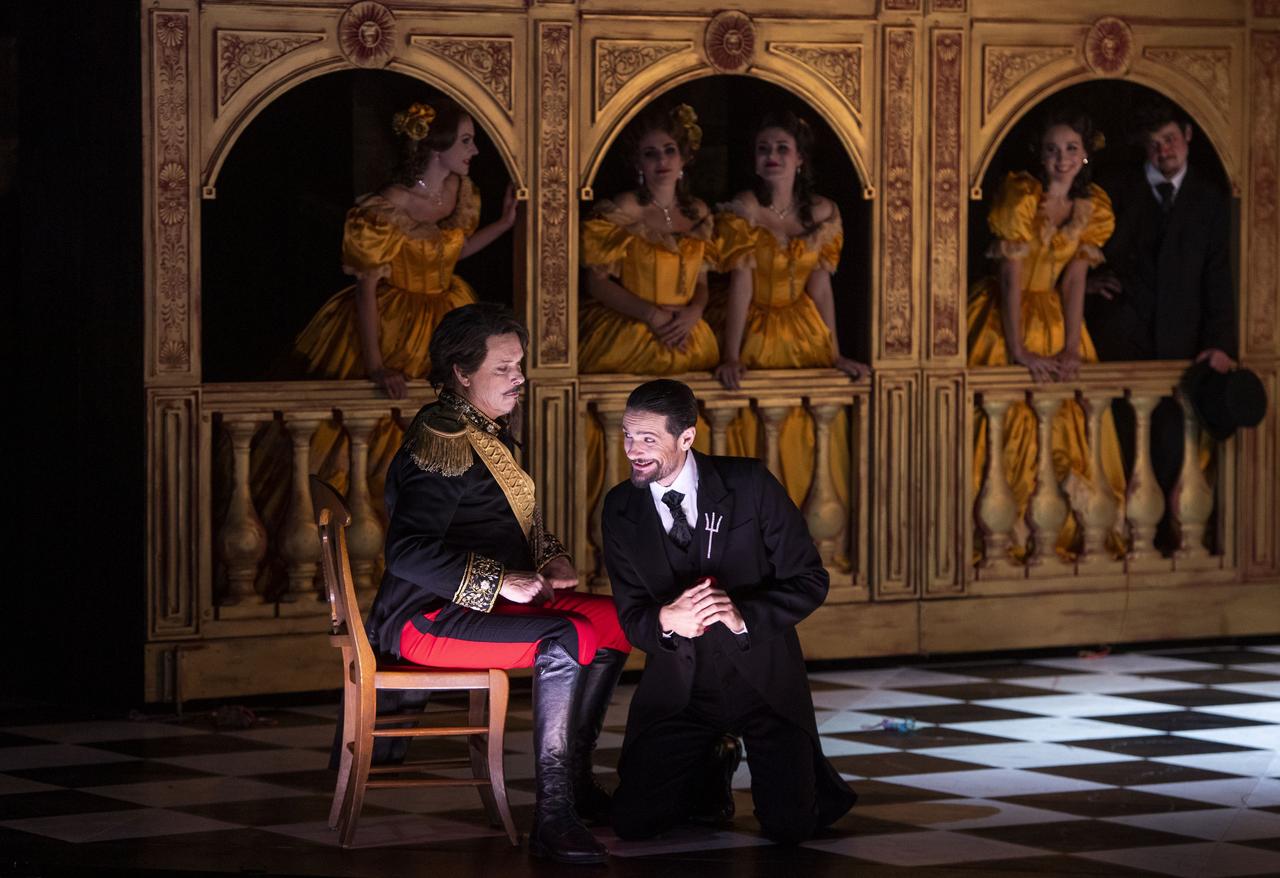 Nicolas Cavallier (Jupiter) et Julien Dran (Pluton) dans "Orphée aux Enfers" à l'Opéra de Lausanne. [Opéra de Lausanne - Jean Guy Python]