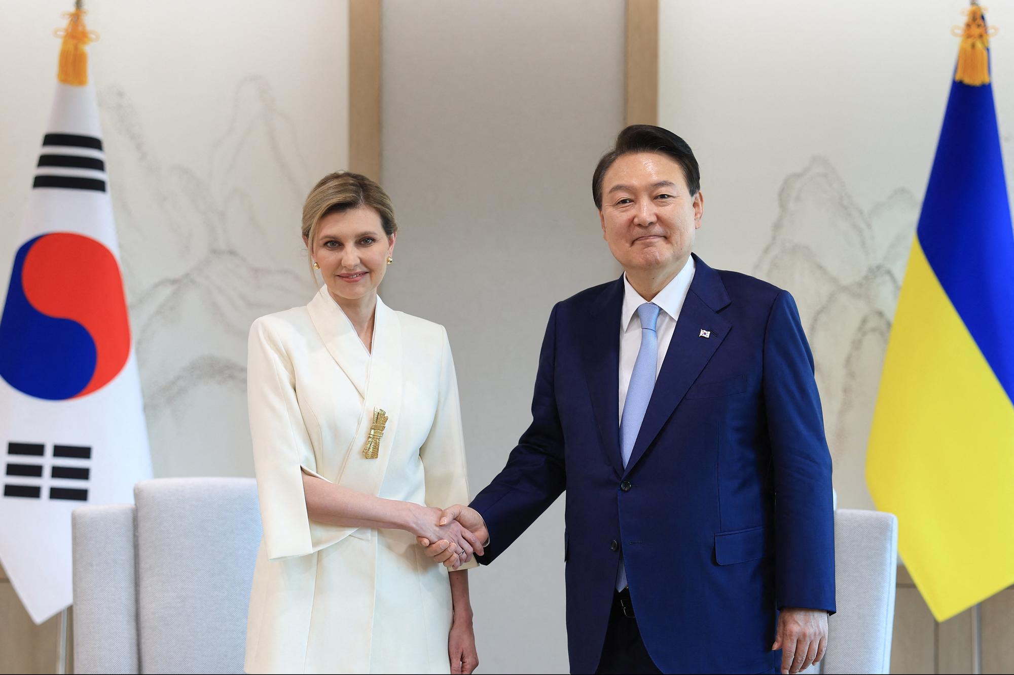 La Première dame ukrainienne Olena Zelenska a rencontré le président sud-coréen Yoon Suk Yeol à Séoul, le 16 mai 2023. [AFP - SOUTH KOREAN PRESIDENTIAL OFFICE]
