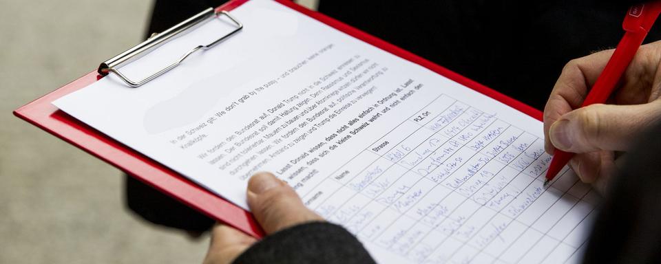 La récolte payée de signatures sera toujours possible dans le canton de Neuchâtel. (photo prétexte) [Keystone - Christian Merz]