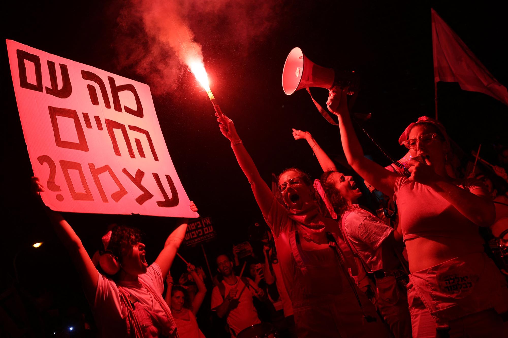 Des personnes manifestant contre la guerre le 13 mai 2023 à Tel Aviv. [AFP - JACK GUEZ]