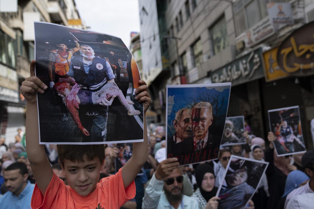 Une manifestation de solidarité avec la bande de Gaza vendredi soir à Ramallah. [Keystone - AP Photo/Nasser Nasser]