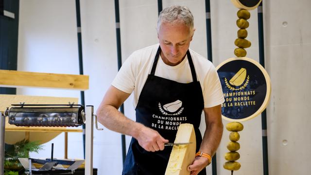 Les Championnats du monde de la raclette se déroulent à Morgins de vendredi à dimanche. [Keystone - Jean-Christophe Bott]