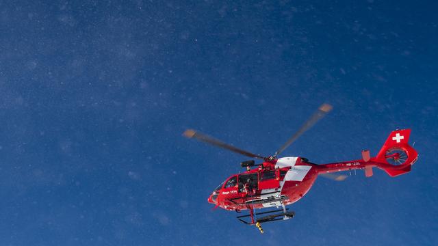 La Rega fait recours contre l'attribution du sauvetage aérien à Air Glacier et Air Zermatt en Valais. [Keystone - Jean-Christophe Bott]