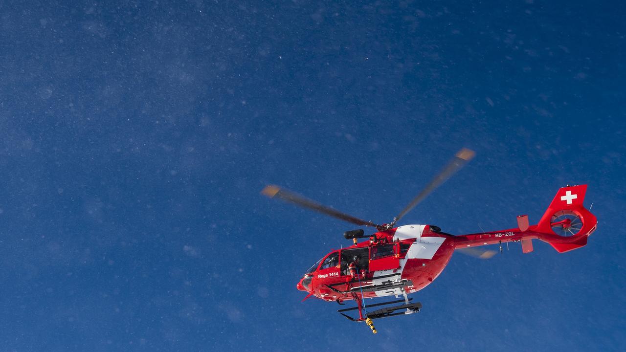 La Rega fait recours contre l'attribution du sauvetage aérien à Air Glacier et Air Zermatt en Valais. [Keystone - Jean-Christophe Bott]