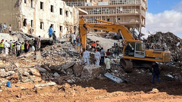 Les recherches se poursuivent dans la ville de Derna, ravagée par les inondations. [Keystone - EPA/Stringer]