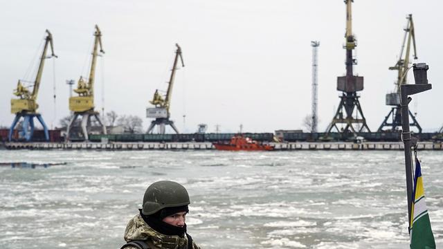 Un soldat ukrainien en mer d'Azov. [AP/Keystone - Evgeniy Maloletka]